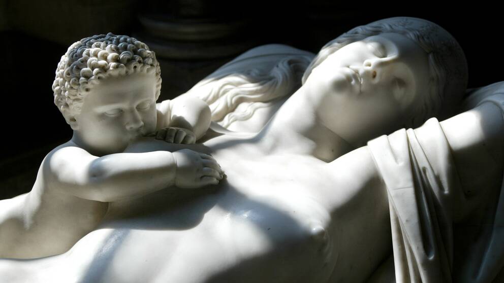  ”Den sovande Juno och Herkulesbarnet” på Stockholms Slott av skulptör Johan Niclas Byström (1783-1848).