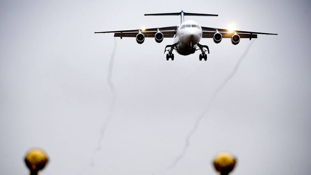 Ett plan flyger in för landning mot Arlanda.