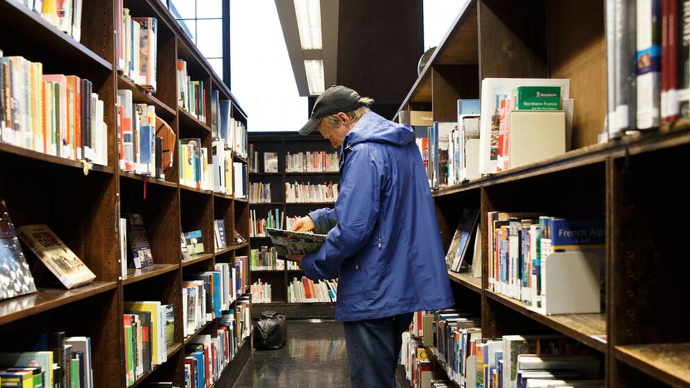 Man läser i ett bibliotek i Oslo.
