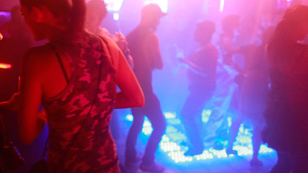 folk dansar på nattklubb