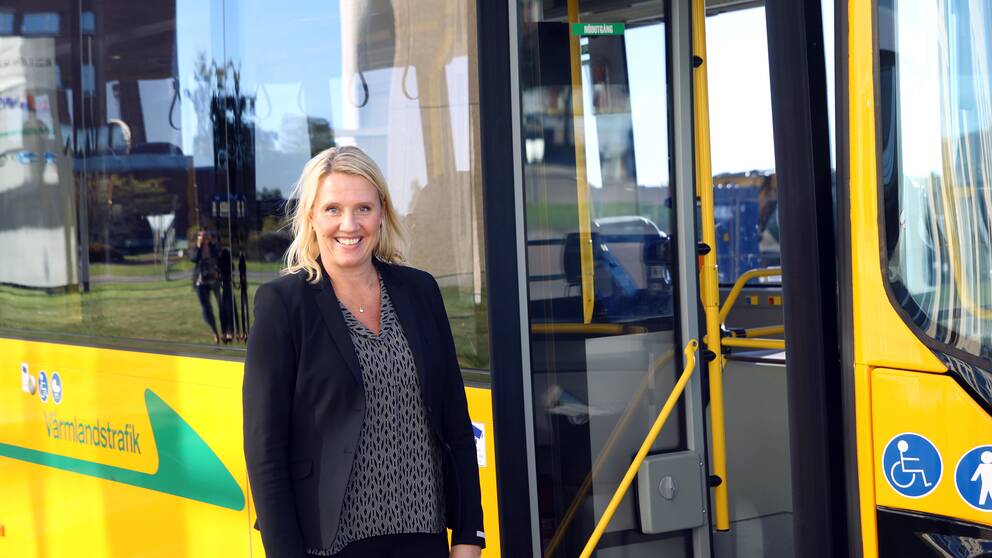 Jessika Lundgren framför en buss