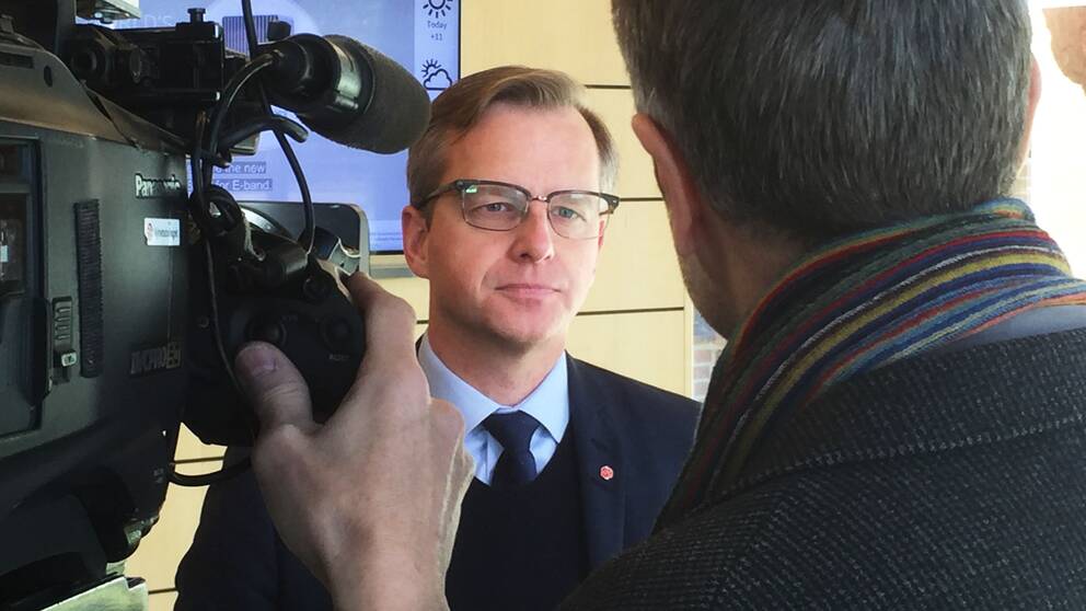 Damberg (S) utanför Ericsson i Kumla