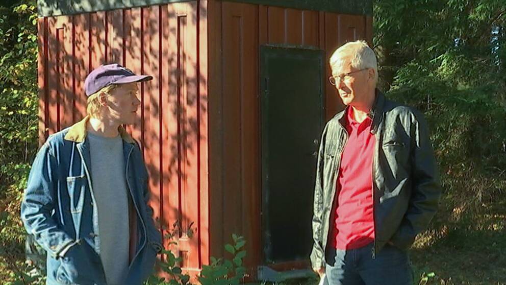 Henning Fürst och Göran Samuelsson som bor i närheten av Sandreda står utanför en telestation.