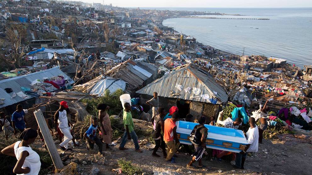 Människor bär en kista i Jeremie, Haiti.