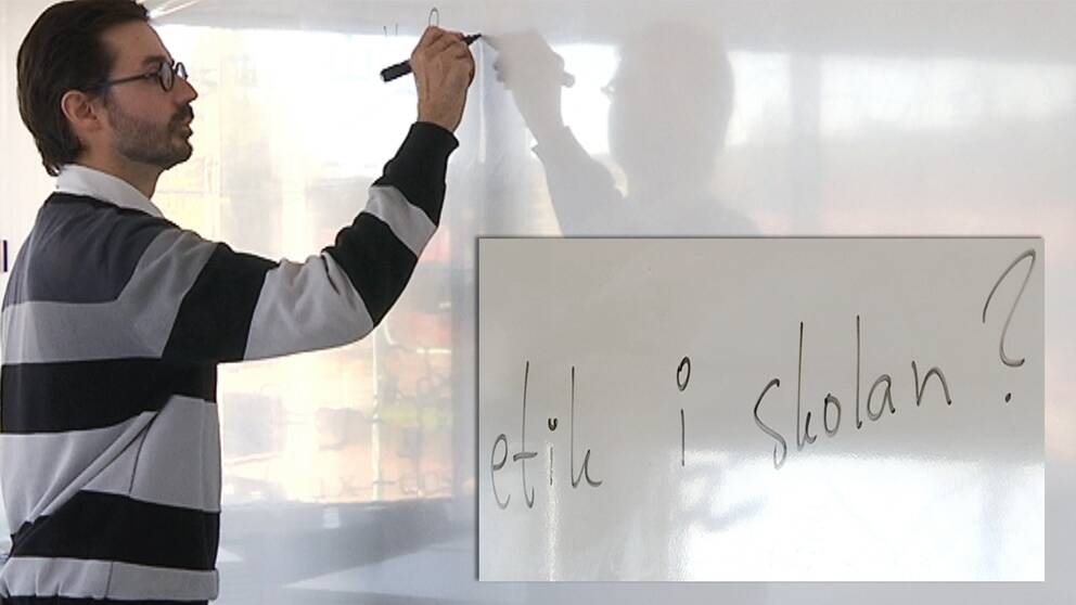 man skriver på whiteboard, infälld bild med handskrivna texten ”etik i skolan?”