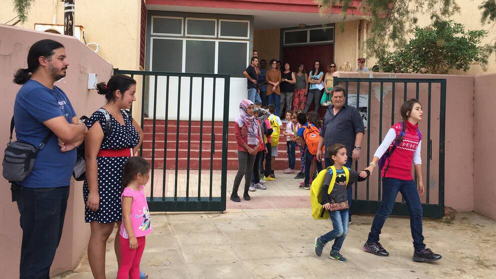 Framme vid skolan möts barnen från lägret av applåder från byborna. Här är de välkomna.