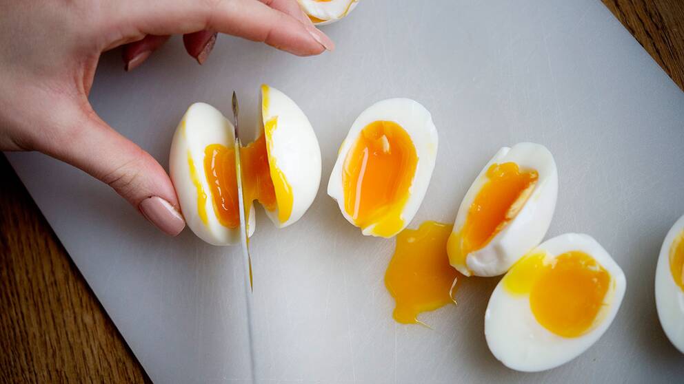 Läskokta ägg skärs upp i halvor.