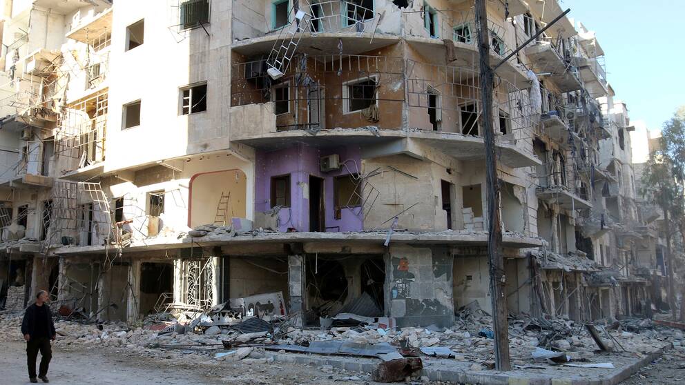 Enligt statlig turkisk media har landets flygvapen bombat minst 18 kurdiska militära posteringar i området Maart Umm Hawsh, norr om den syriska staden Aleppo. Bilden visar en sönderbombad byggnad i Aleppo.