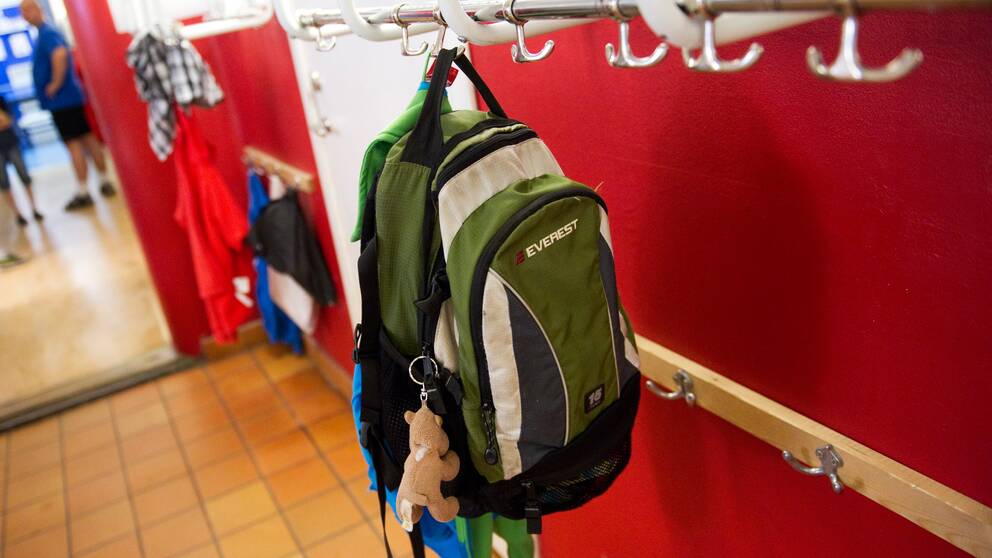Genrebild av en ryggsäck i en skolkorridor