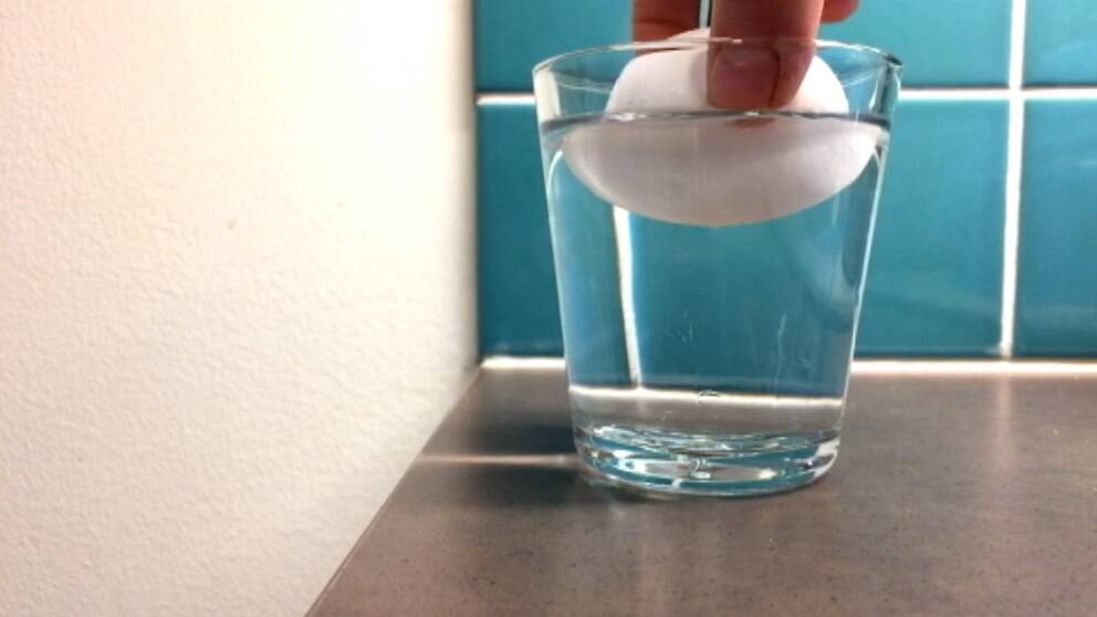 Ägg släpps ner i ett glas vatten