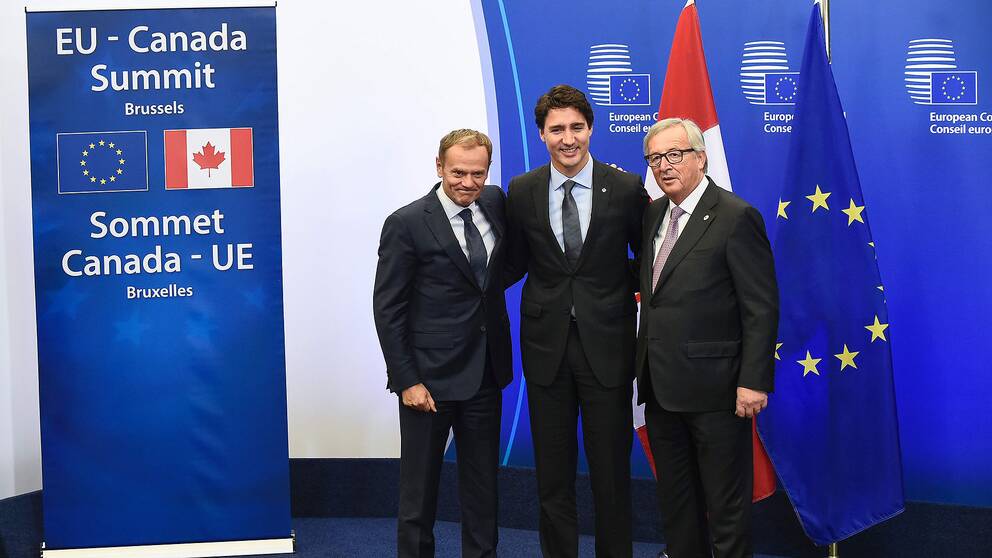Europeiska rådets ordförande Donald Tusk (t.h) tillsammans med Kanadas premiärminister Justin Trudeau och EU-kommissionens ordförande Jean-Claude Juncker.