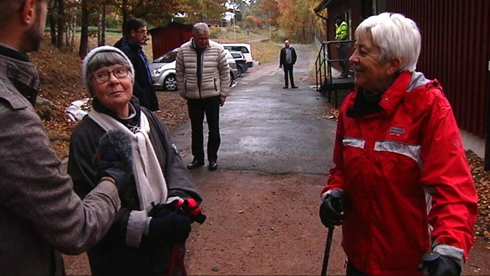 Laila Andersson och Birgitta Carlsson på platsen där en ung man hittats mördad.