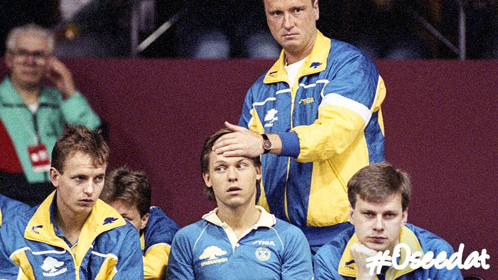 Förbundskapten Glenn Östh kollar av Mikael Appelgren under bordtennis-VM 1989.