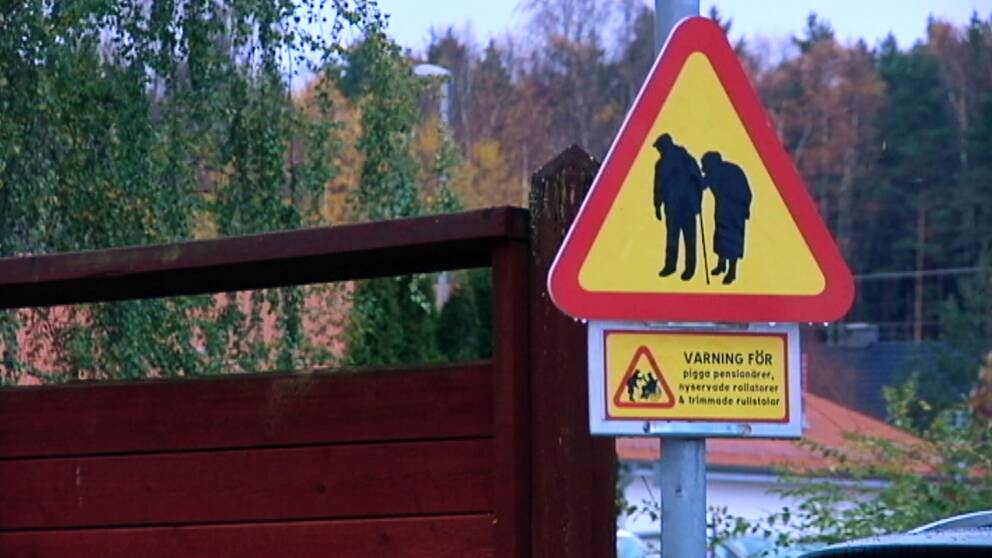 ”Varning för pigga pensionärer, nyservade rollatorer och trimmade rullstolar” står det på varningsskylten.