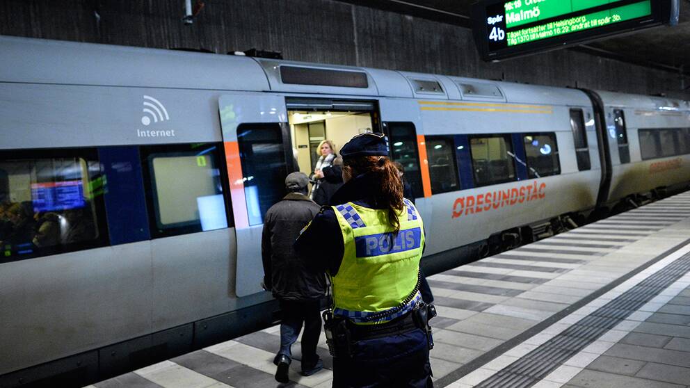 Polis utanför ett Öresundståg som stannat vid Hyllie station utanför Malmö för gränskontroll. Bilden togs i december i fjol.