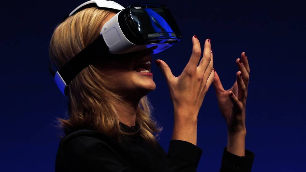 En kvinna testar virtual reality