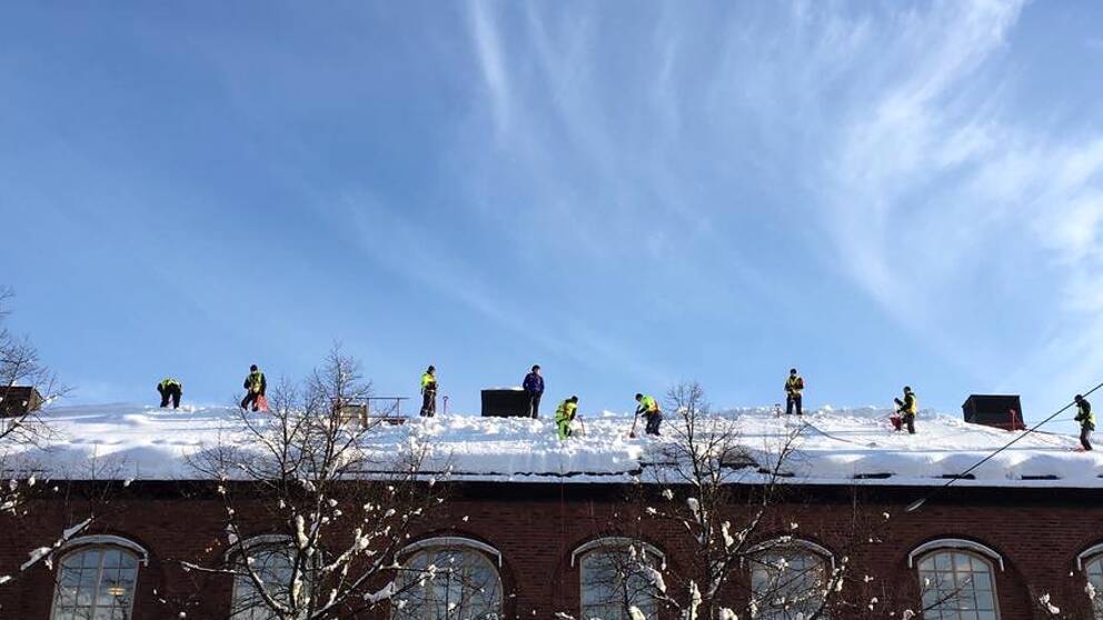 Snöskottare på taket till KTH