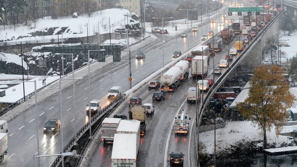 E4 Essingeleden i Stockholm stängdes på torsdagseftermiddagen av för att kunna snöröjas.