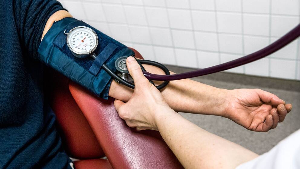 Mätning av blodtryck på patient.