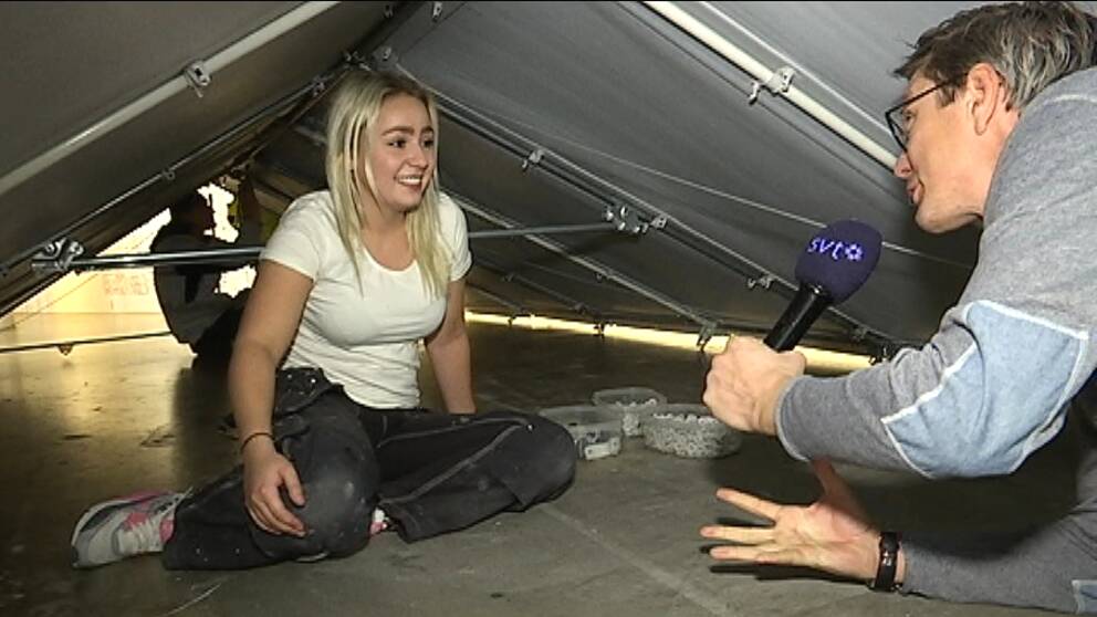 SVTs Fredrik Ahl och en av eleverna från Ebersteinska gymnasiet i det snart resta Better Shelterhuset
