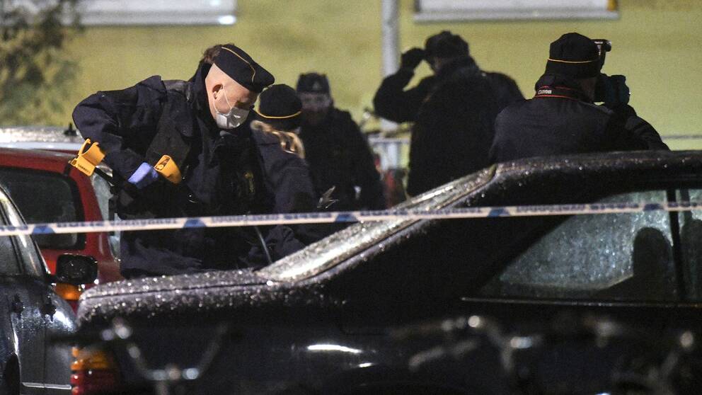 Polisens tekniker undersöker platsen. En man har avlidit efter en skottlossning i stadsdelen Seved i Malmö på måndagskvällen. Polisen fick larm om skottlossningen vid 20.45-tiden på kvällen och även ambulans och räddningstjänst åkte till platsen. Där fanns den skadade mannen, vars ålder är okänd, och han fördes till sjukhus.