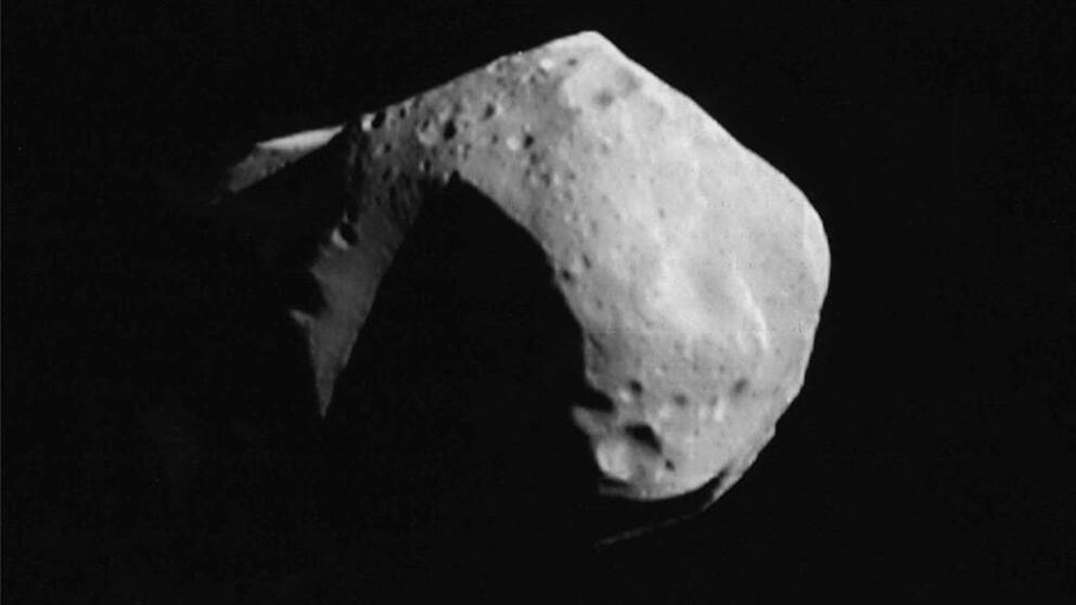 Snart en gruva? Det finns tusentals asteroider med en omloppsbana som ligger nära jorden. Här är en av dem, Mathilde. Den är dock med sin diameter på omkring 50 kilometer betydligt större än stenbumlingarna som är aktuella för gruvdrift.