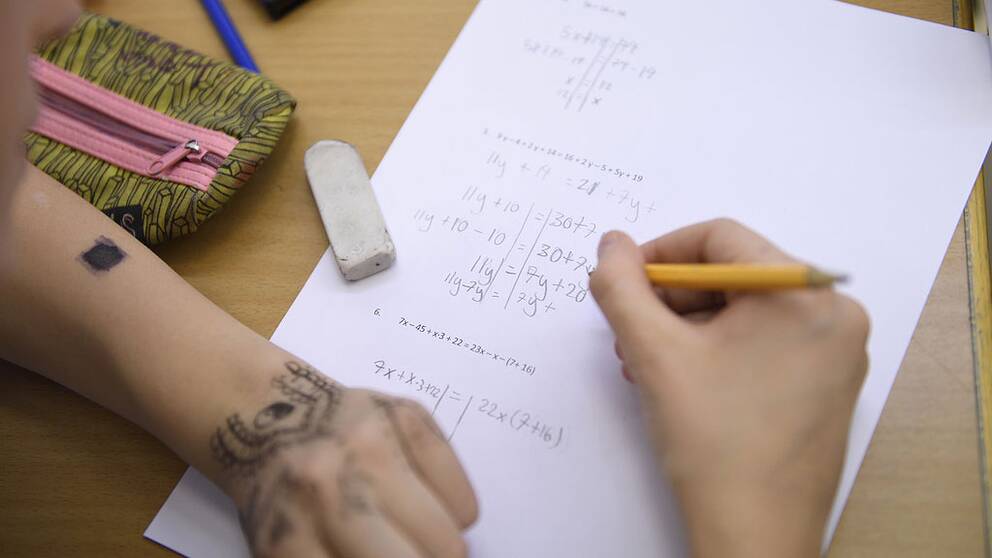 Skolelev skriver matte