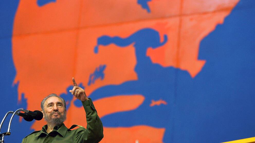 Fidel Castro håller tal under en målning föreställande Che Guevara som stred tillsammans med Castro under Kubarevolutionen på 50-talet.