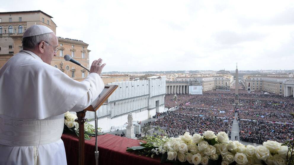 Påve Franciskus höll sitt påsktal inför hundratusentals åhörare på Petersplatsen.