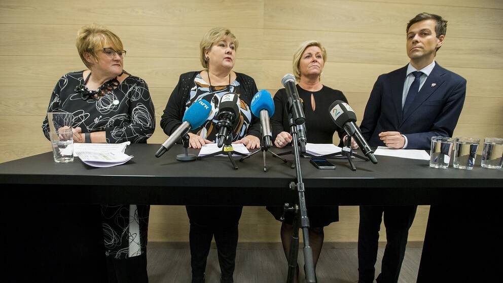Venstres Trine Skei Grande, statsminister Erna Solberg, finansminister och FrP-ledaren Siv Jensen och KrF-leder Knut Arild Hareide vid lördagens presskonferens.