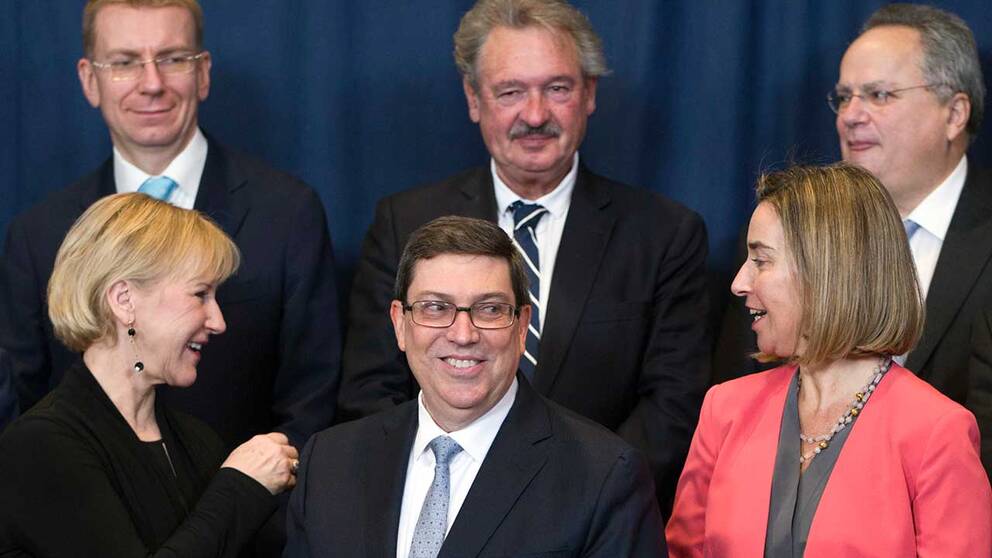 Kubas utrikesminister Bruno Rodriguez (främre raden mitten) flankerad av Sveriges utrikesminister Margot Wallström (till vänster) och EU:s utrikeschef Federica Mogherini.