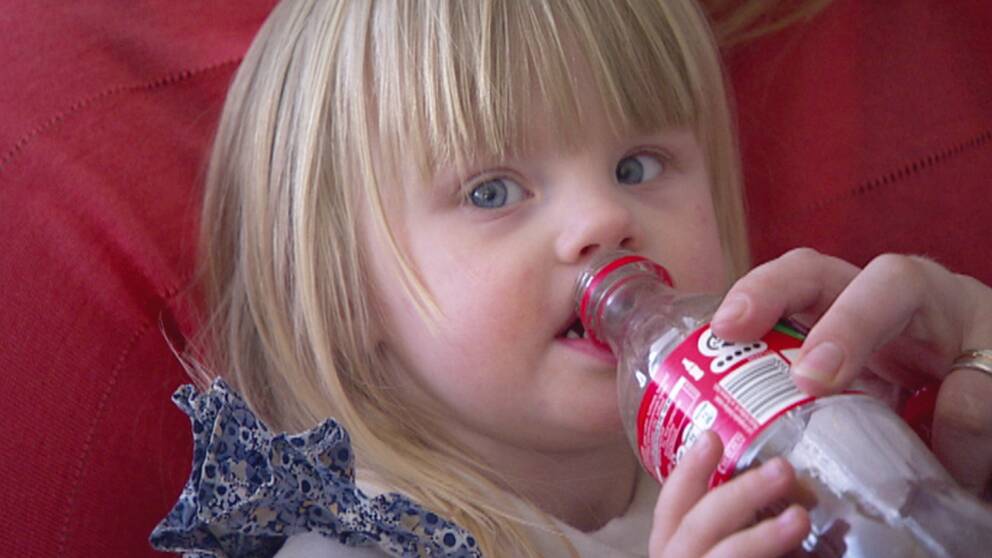 Ella, två år, dricker Coca-cola varje dag när hon kommer hem efter dagis.