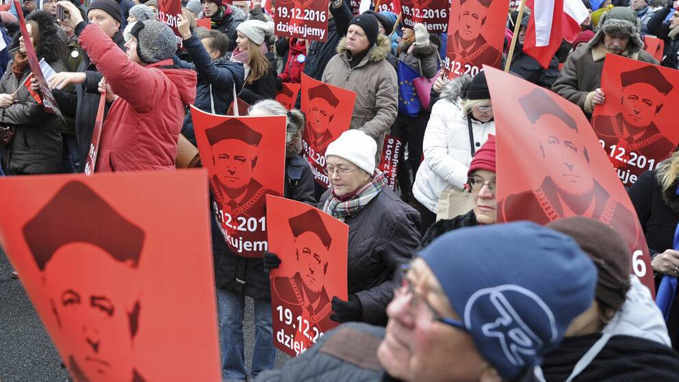 Demonstrationerna i Polen mot regeringen och dess försök att bland annat tysta medier har nu pågått i tre dagar.