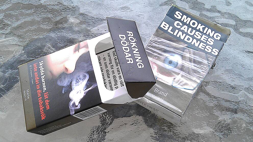 Exempel på neutrala cigarettpaket – hur det skulle kunna se ut i Sverige och hur det ser ut i Australien.
