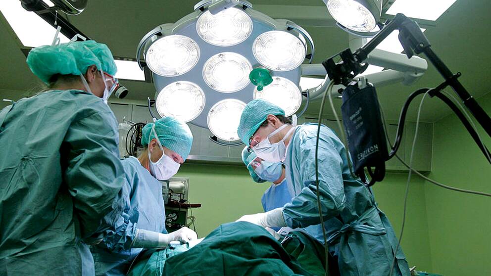Läkare vid operation