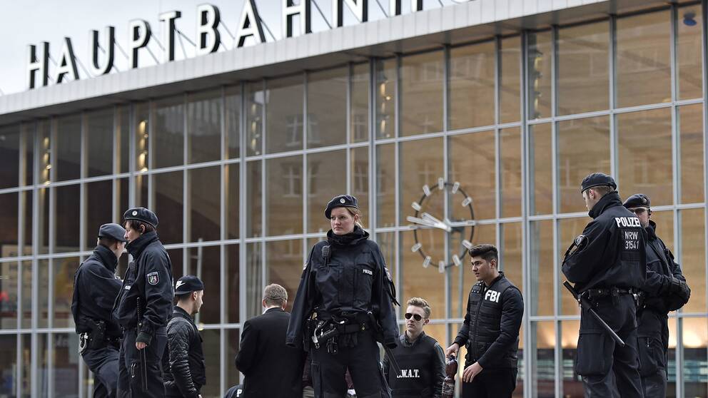 Tysk polis framför centralstationen i Köln.