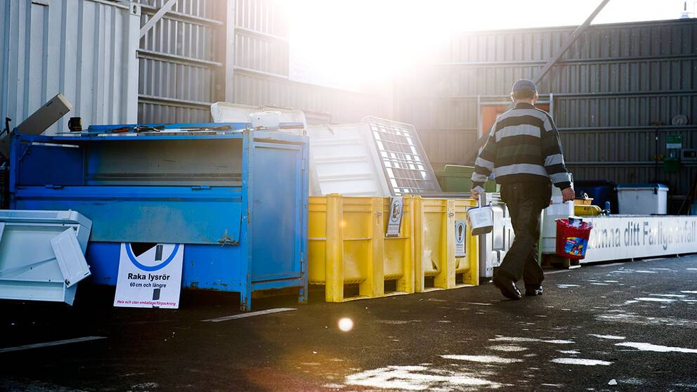 Från och med nästa år ska Luleåborna kunna slänga sitt avfall dygnet runt. Man bär avfall.