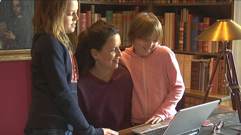 Alexandra von Schwerin tillsammans med barn framför en datorskärm