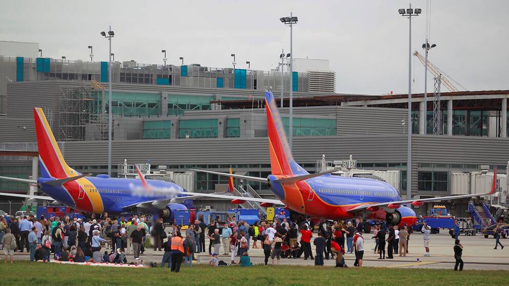 Människor utanför flygplatsen i Fort Lauderdale efter skjutningen.