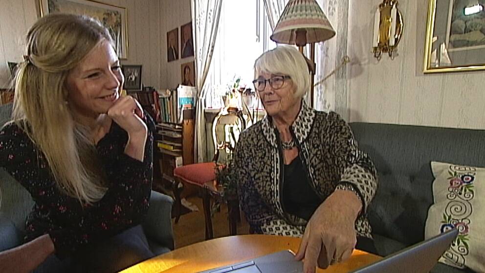 Äldre o yngre kvinna tittar på bilder via laptop-dator