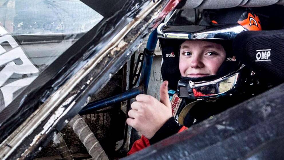 Han är egentligen för ung för att få sitta bakom ratten men har ändå lyckats vinna första rallytävling. 15-årige Oliver Solberg från Mitandersfors laddar nu för nästa start. Men först gäller det att få rektorn att bevilja ledigt från skolan.