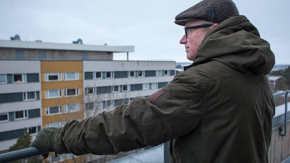 Matts Dahlkwist står på taket och blickar ut över sernanders väg.