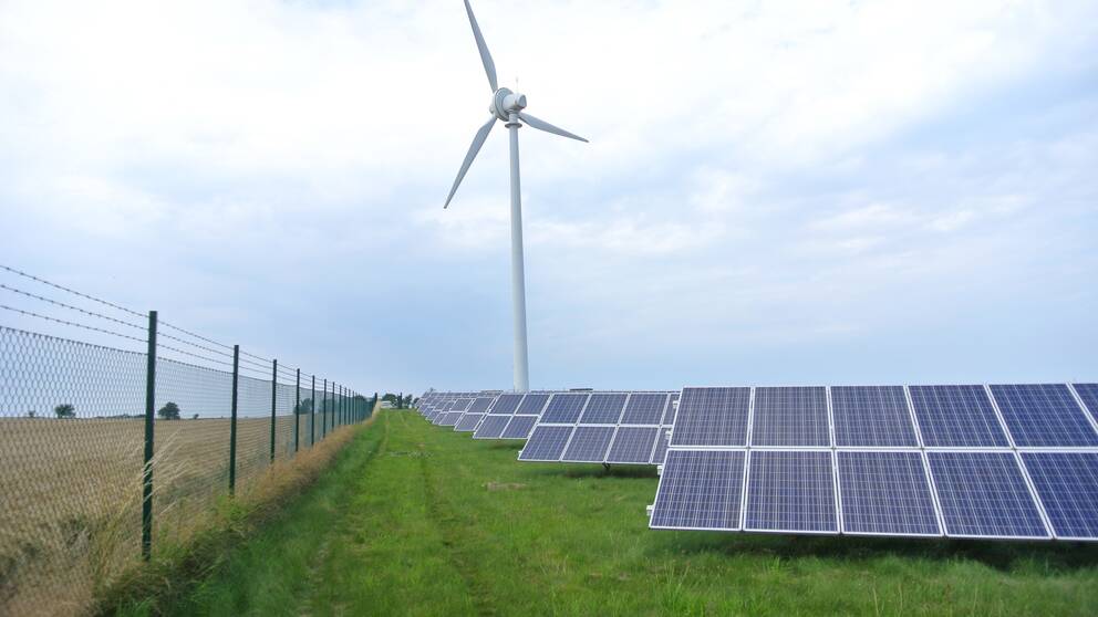 Vindkraftverket och solpanelerna i Simris kommer stå för energiförsörjningen.