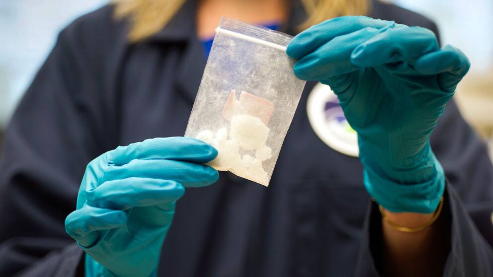 En påse beslagtagen fentanyl, en drog som beskrivs som extremt potent och lätt att överdosera.