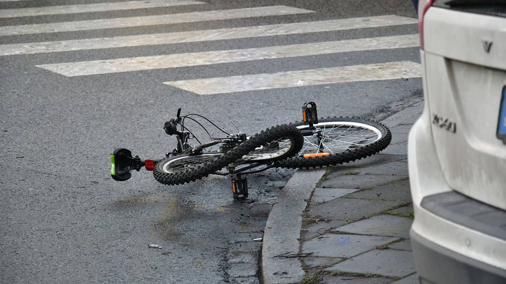 Unik ny forskning – simulerar cykelolycka med docka | SVT Nyheter