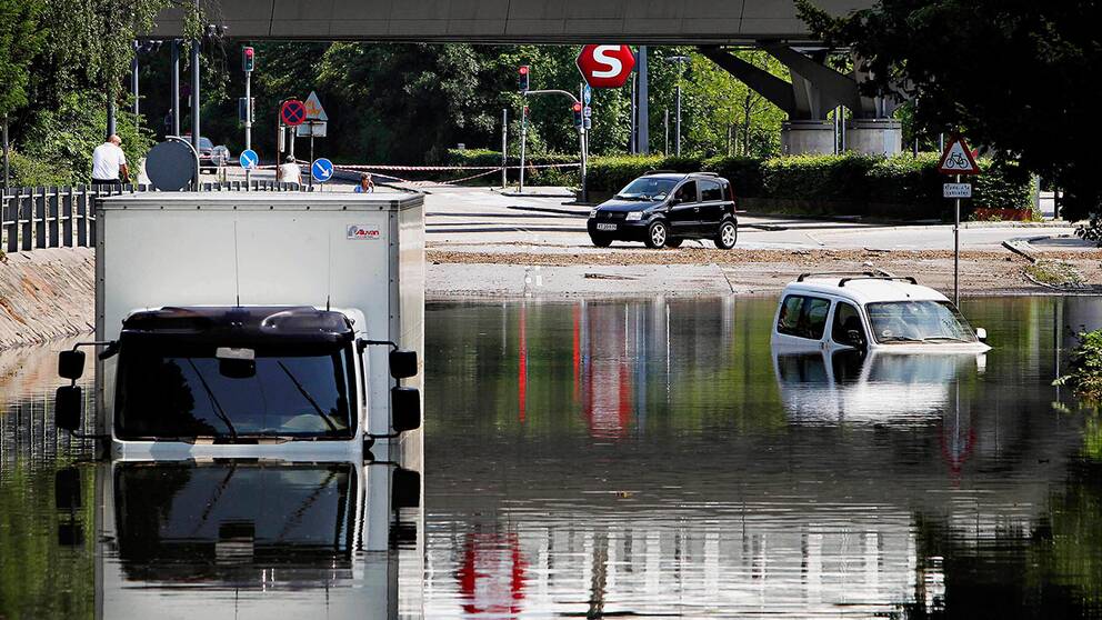 Bilar fastnade i vattenmassor efter omfattande regn i Köpenhamn 2011