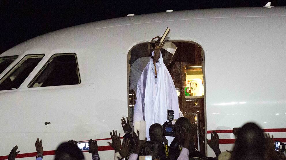 Gambias ex-president Jammeh lämnade sent på lördagskvällen landet efter att till slut ha beslutat sig för att lämna presidentposten efter 22 år vid makten