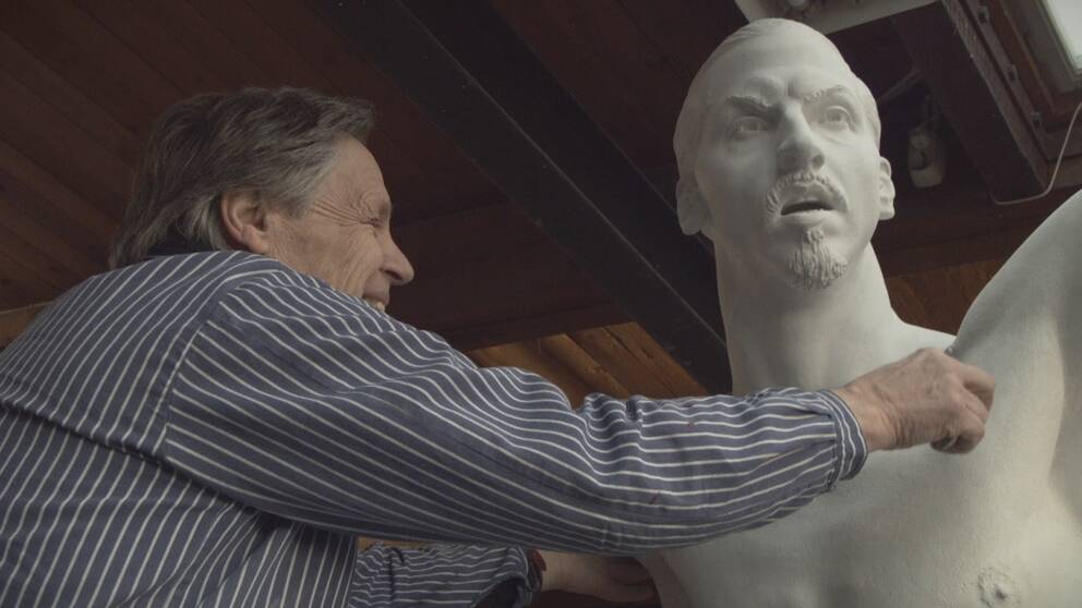 Peter Linde skapar Zlatan-statyn