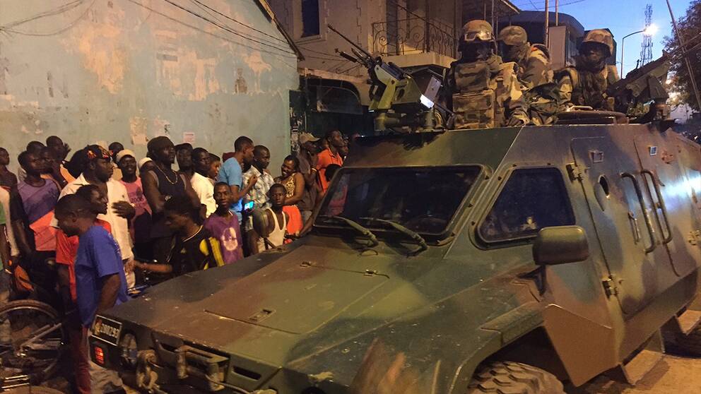 Senegalesiska trupper övervakar säkerheten i Gambia.