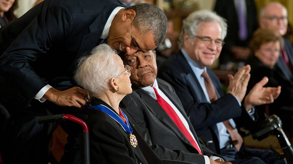Katherine Johnson tilldelas presidentens frihetsmedalj av Barack Obama.